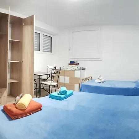 Villa Radoš - 4 Sterne, 4 Apartments für maximal 22 Gäste Supetar Exterior foto